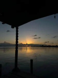 日落时分的甲板景色